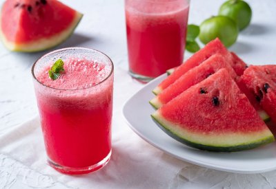 ماذا يحدث لجسمك عند شرب عصير البطيخ بانتظام؟