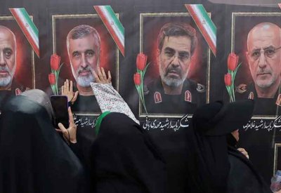 "موتى سائرون".. إيران تخفي علماء النووي خوفاً من اغتيالهم
