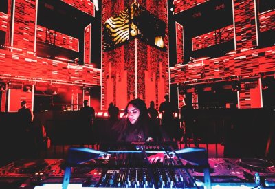 الفنانة السعودية Cosmicat تحيي حفلاً في البحرين