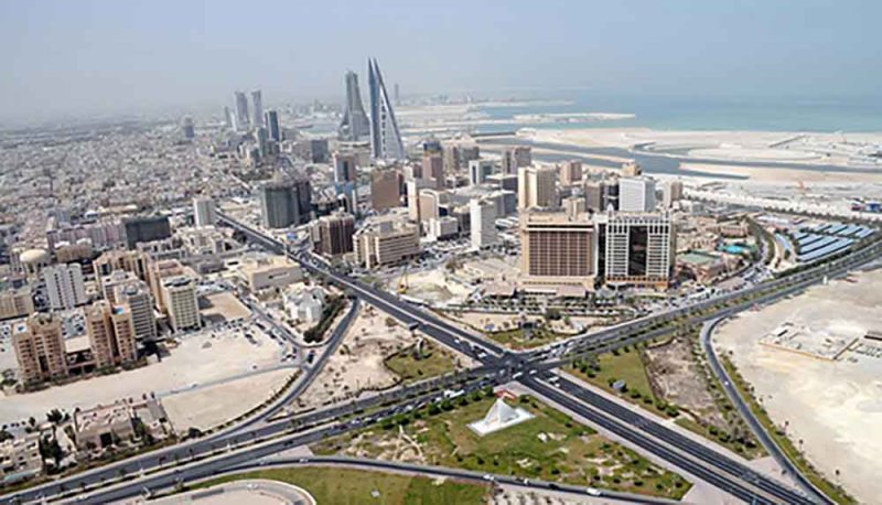 الطقس حار ورطب مع بعض السحب أحيانًا