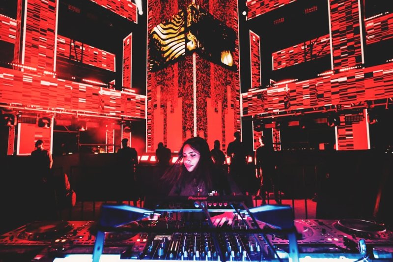 الفنانة السعودية Cosmicat تحيي حفلاً في البحرين