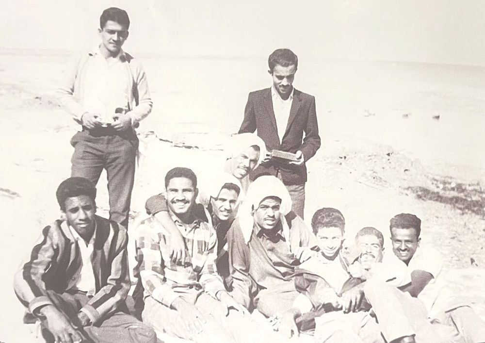 رحلة نادي الولعة إلى جنوسان في العام 1966.. وفي الصورة من اليسار جلوسا: عبدالله بوقيس، عبدالله الحمد، أحمد زمان، جمعة مولود، يوسف عبدالحي، هارون حسن، داود عبدالله. وفي الخلف وقوفا: عبدالحميد القائد، وجاسم درويش.
