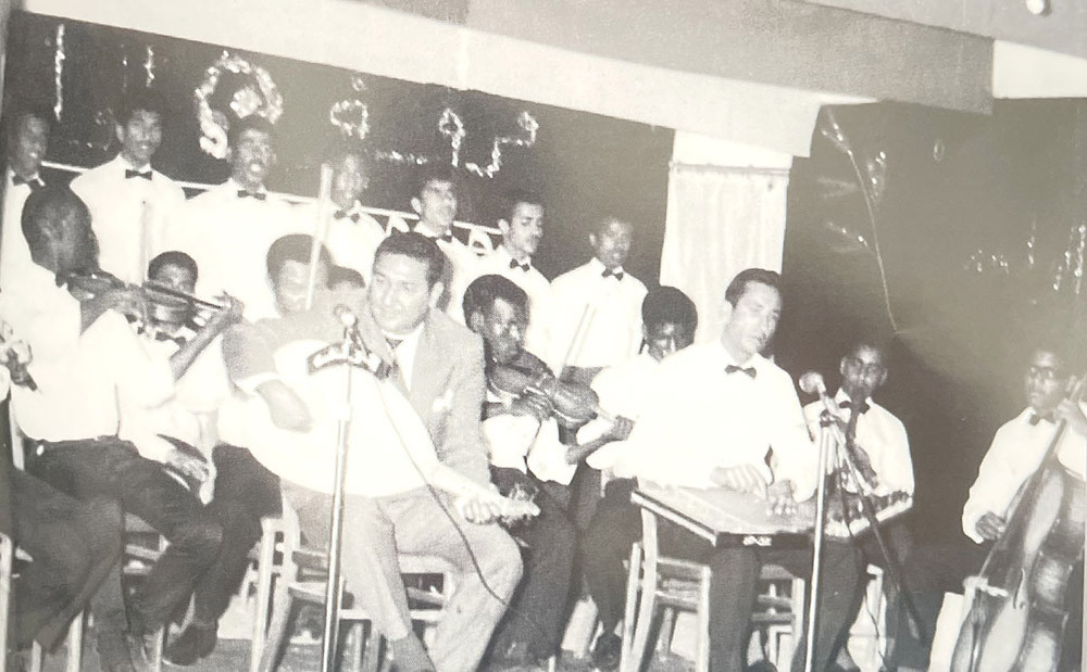 الفرقة الموسيقية لنادي الولعة بقيادة المايسترو أحمد الفردان في إحدى الحفلات (22 ديسمبر 1964)