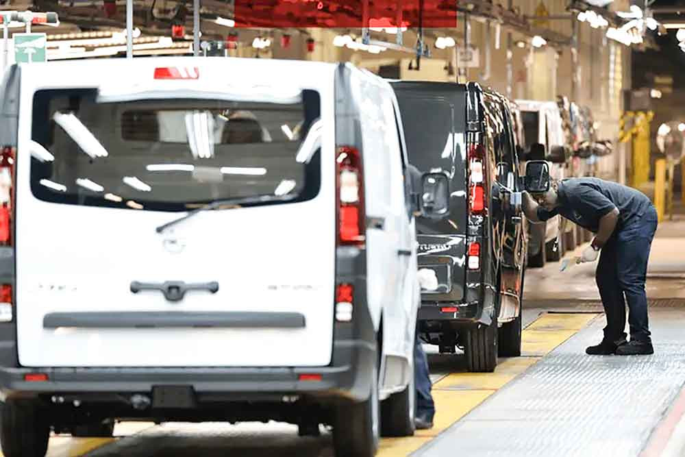 تم بناء 417,000 سيارة وشاحنة جديدة فقط في المملكة المتحدة في الأشهر الستة الأولى من 2025