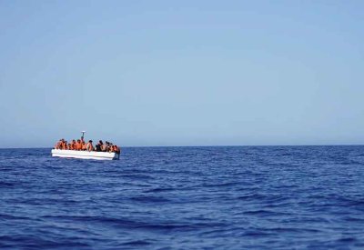 مقتل وفقدان العشرات إثر غرق قارب في البحر المتوسط