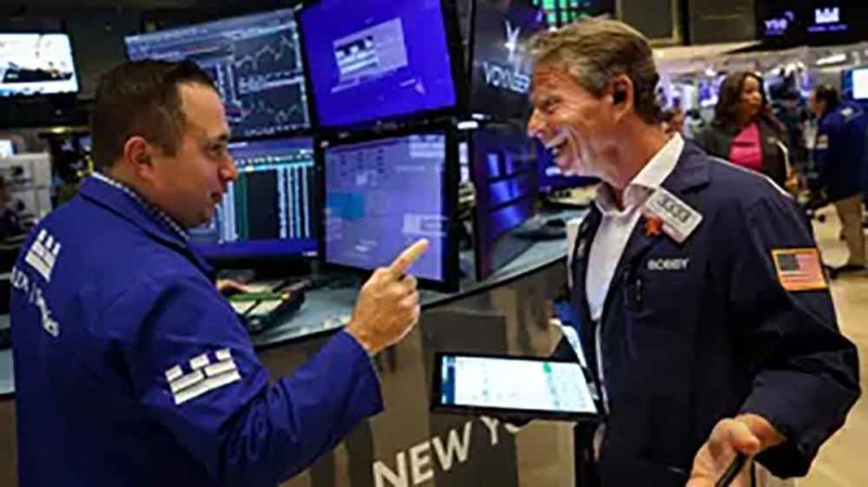 "ستاندرد آند بورز 500" و"ناسداك" عند مستوى قياسي بفضل آمال خفض الفائدة