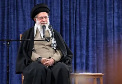 خامنئي بين الحرب والدبلوماسية.. "مناورة باردة" لإنقاذ إيران