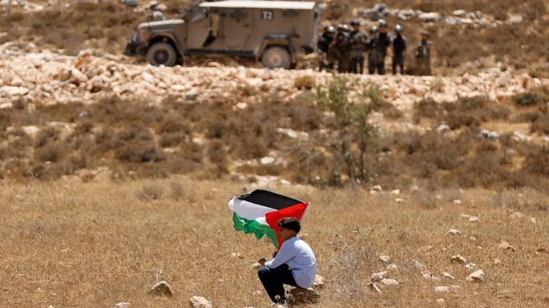 سموتريتش يلوح بإدخال مليون مستوطن للضفة.. وتنديدات دولية