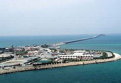 الطقس حار و رطب مع بعض السحب أحيانًا
