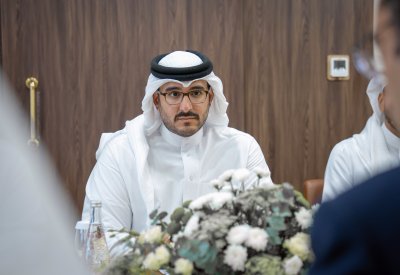 سمو الشيخ عيسى بن سلمان بن حمد يزور وزارة "البلديات" ووزارة الإعلام