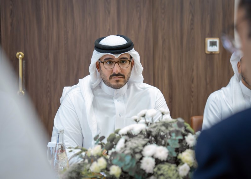 سمو الشيخ عيسى بن سلمان بن حمد يزور وزارة "البلديات" ووزارة الإعلام