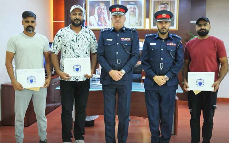 تكريم 3 أشخاص أنقذوا سائقة سقطت مركبتها في البحر بالعاصمة