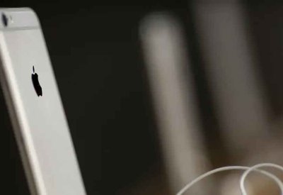 مصر توضح سبب رفع الرسوم الجمركية على هواتف "أيفون"