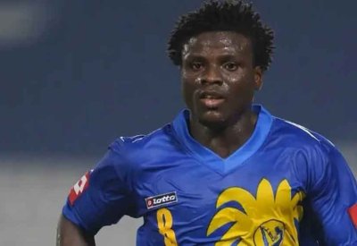 وفاة رزاق أوموتويوسي لاعب النصر والزمالك السابق
