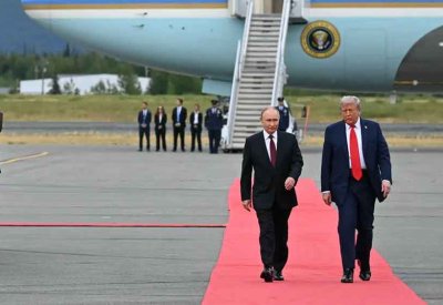سبب غامض وراء سير بوتين "بذراع واحدة" خلال لقائه ترامب