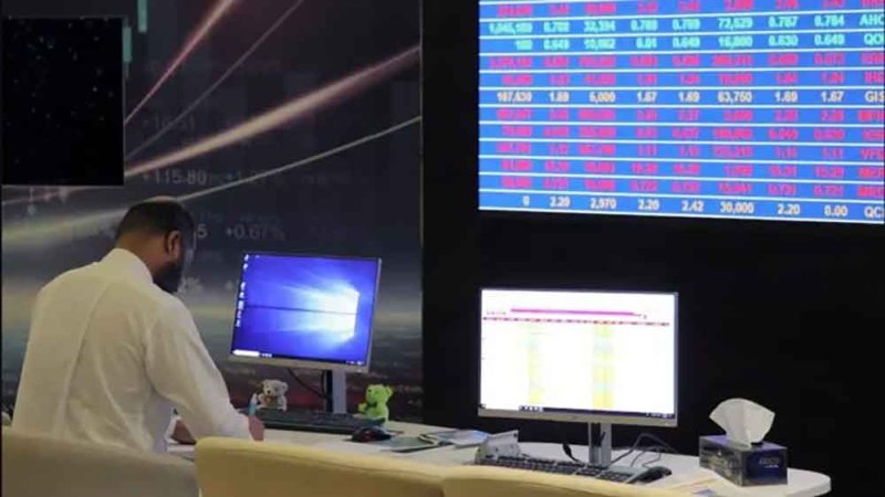 أسواق الخليج تتحرك في نطاق ضيق بعد تراجع أسعار النفط