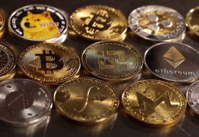 أسهم العملات المشفرة تهوي مع تحول المستثمرين إلى وضع "تجنّب المخاطر"