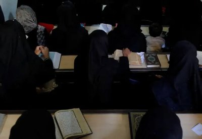 زعيم طالبان يأمر بإغلاق المدارس الدينية أمام الفتيات