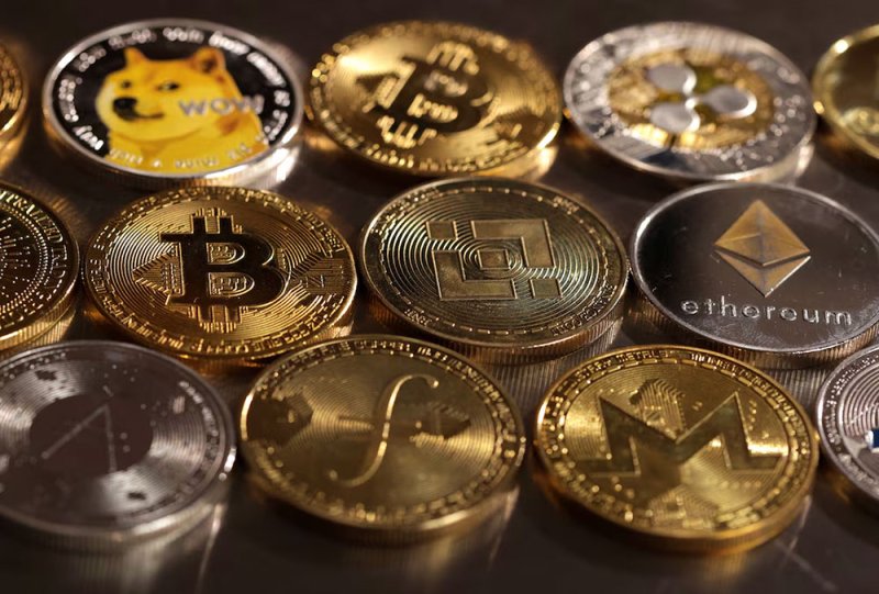 أسهم العملات المشفرة تهوي مع تحول المستثمرين إلى وضع "تجنّب المخاطر"