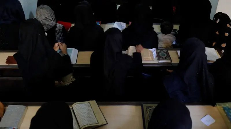 زعيم طالبان يأمر بإغلاق المدارس الدينية أمام الفتيات