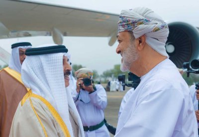 جلالة الملك المعظم يصل إلى مدينة صلالة في زيارة خاصة لسلطنة عمان الشقيقة