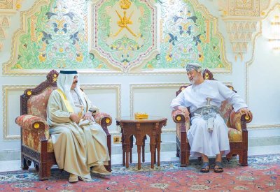 الملك المعظم وسلطان عُمان يعقدان لقاءً وديًا ببيت الرباط العامر بصلالة