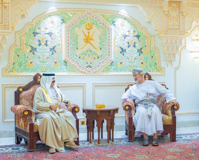 الملك المعظم وسلطان عُمان يعقدان لقاءً وديًا ببيت الرباط العامر بصلالة