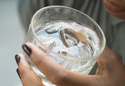 كوب ماء مثلج... يحرق سعرات دون أن تدري!