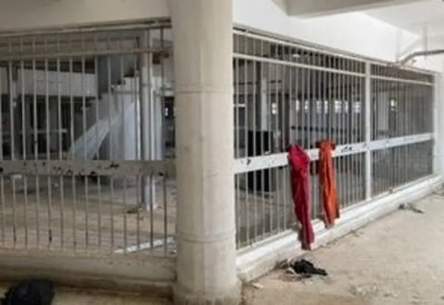 معتقل سابق يواجه سجانه بصيدنايا.. "أجبرتني على شرب البول"