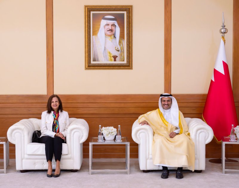 وزير الإعلام يستقبل القائم بأعمال سفارة الجمهورية اللبنانية لدى مملكة البحرين
