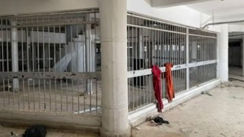 معتقل سابق يواجه سجانه بصيدنايا.. "أجبرتني على شرب البول"