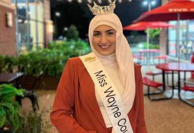 أميرة حشوي.. أول محجبة تتوّج ملكة جمال في ميشيغان