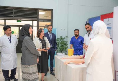 المستشفيات الحكومية تنظم برنامجاً تدريبياً متخصصاً لتطوير مسارات سحب الدم والإدخال الوريدي