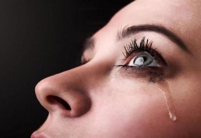 لماذا تدمع عيناك؟.. أهم الأسباب والحلول الطبية