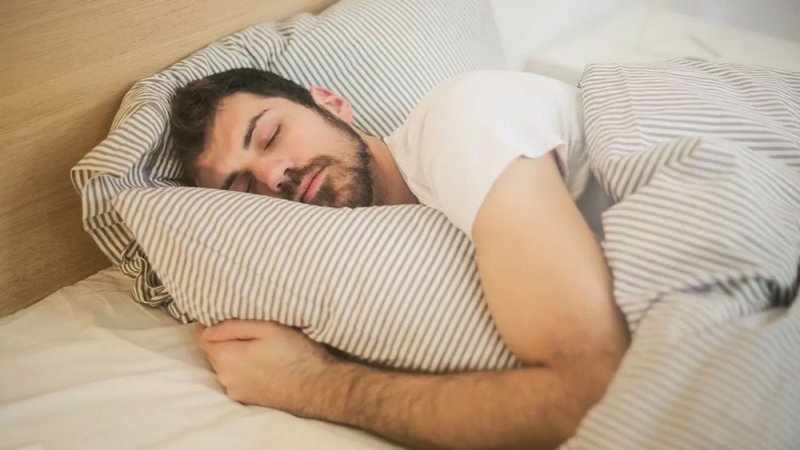 وضعية نومك تحدد صحتك.. الوسادة قد تكون السر