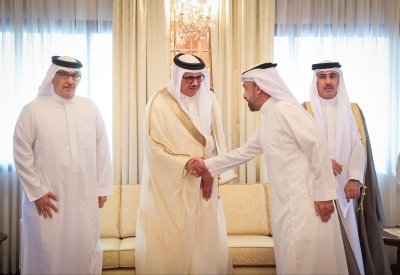 بالصور | كبار الشخصيات يقدمون واجب العزاء في رحيل الوجيه خالد كانو