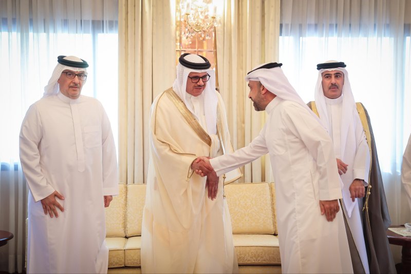بالصور | كبار الشخصيات يقدمون واجب العزاء في رحيل الوجيه خالد كانو
