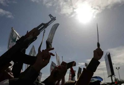 هجوم جديد في البحر الأحمر.. الحوثيون يتبنون استهداف سفينة تجارية