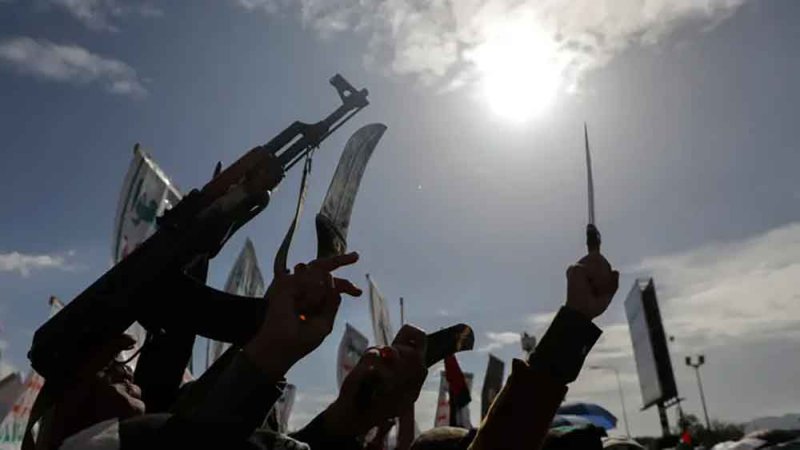 هجوم جديد في البحر الأحمر.. الحوثيون يتبنون استهداف سفينة تجارية