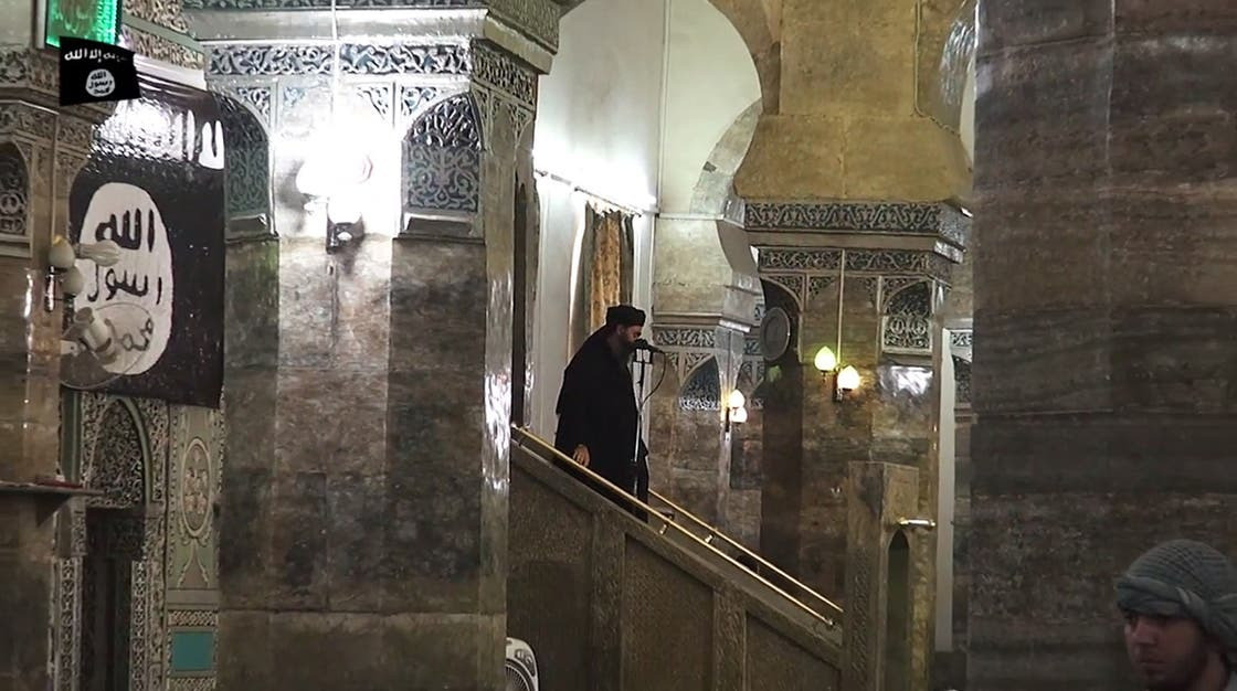 أبوبكر البغدادي في مسجد النوري في الموصل في 2014 (نقلاً عن وكالة أ ب)