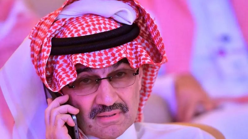 بلومبرغ: الأمير الوليد بن طلال يجري محادثات للاستحواذ على "نادي الهلال"