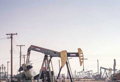 النفط يتجه لأول خسارة في 3 أسابيع مع توقعات بتخمة المعروض