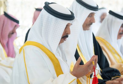 جلالة الملك المعظم يؤدي صلاة الجمعة المباركة بمسجد قصر الصافرية