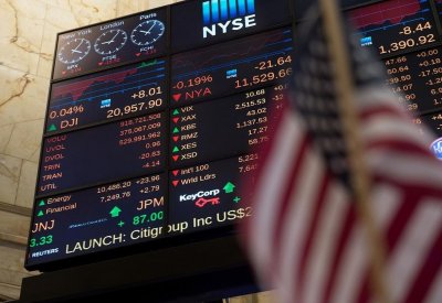 استقرار الأسهم الأميركية بالقرب من مستوياتها القياسية