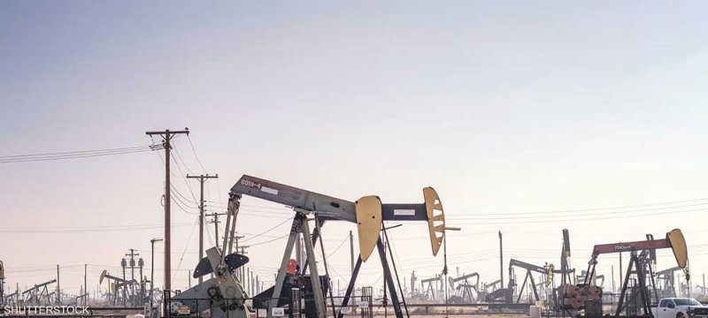 النفط يتجه لأول خسارة في 3 أسابيع مع توقعات بتخمة المعروض