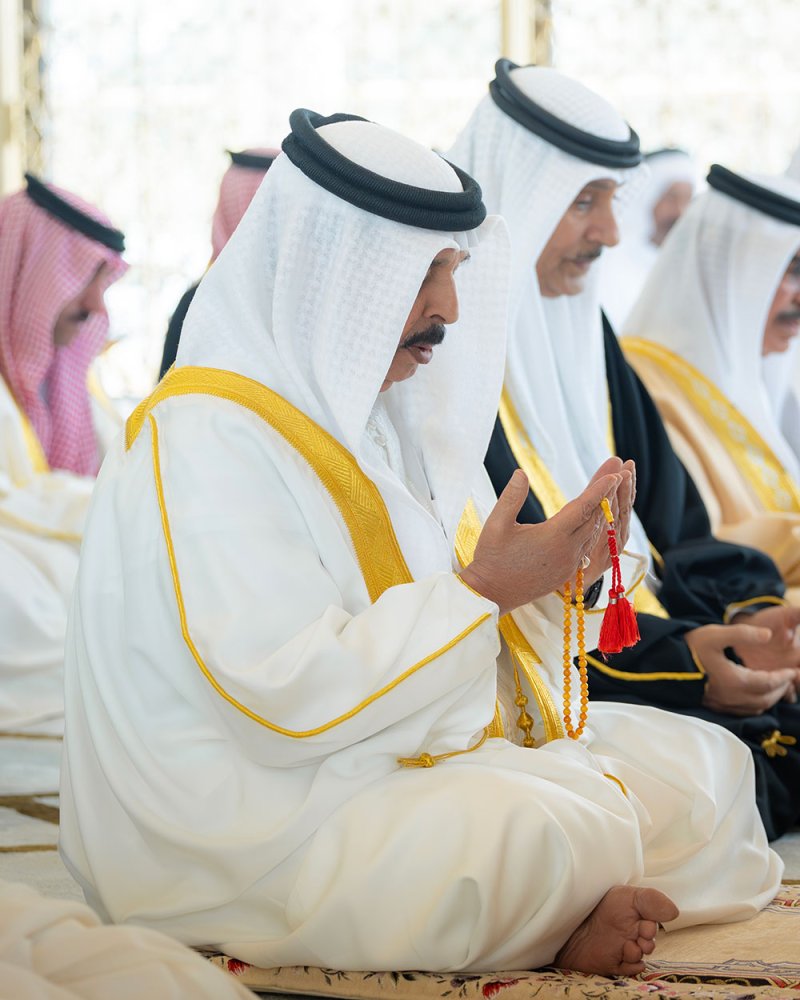 جلالة الملك المعظم يؤدي صلاة الجمعة المباركة بمسجد قصر الصافرية