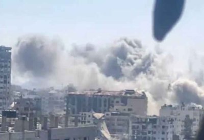 الطيران الإسرائيلي يدمر برجاً في غزة.. وارتفاع ضحايا التجويع إلى 382