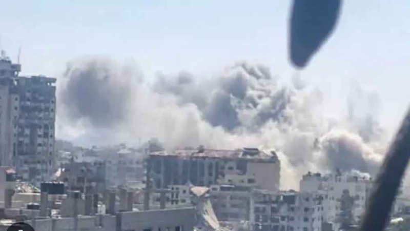 الطيران الإسرائيلي يدمر برجاً في غزة.. وارتفاع ضحايا التجويع إلى 382