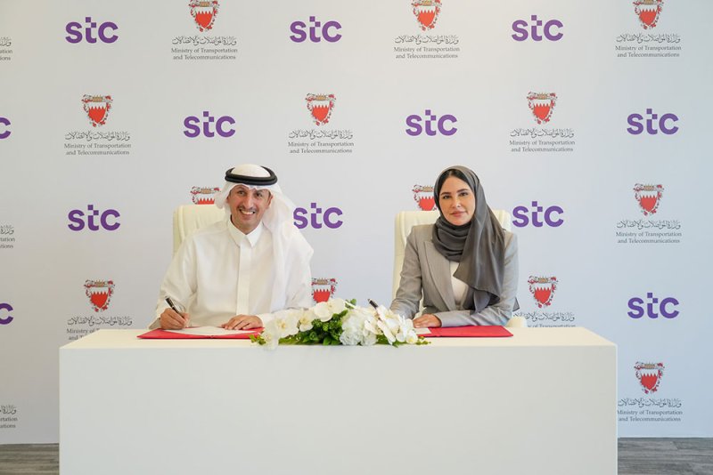 “المواصلات” وstc البحرين توقعان اتفاقية تعاون