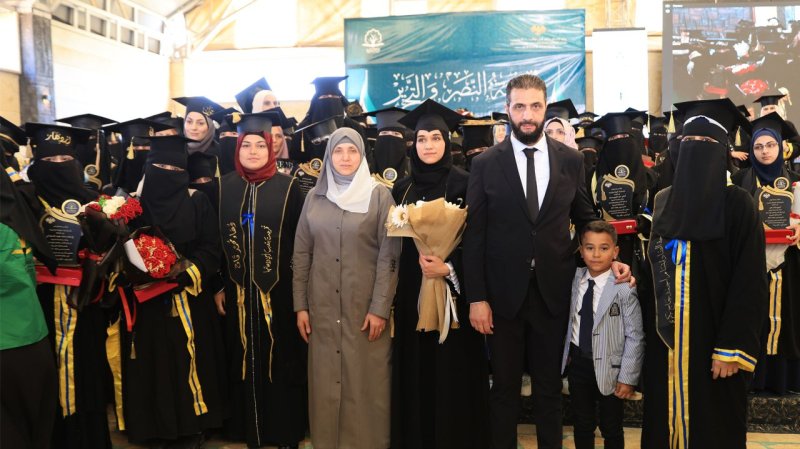 فيديو.. الشرع يحضر حفل تخرج زوجته لطيفة من الجامعة